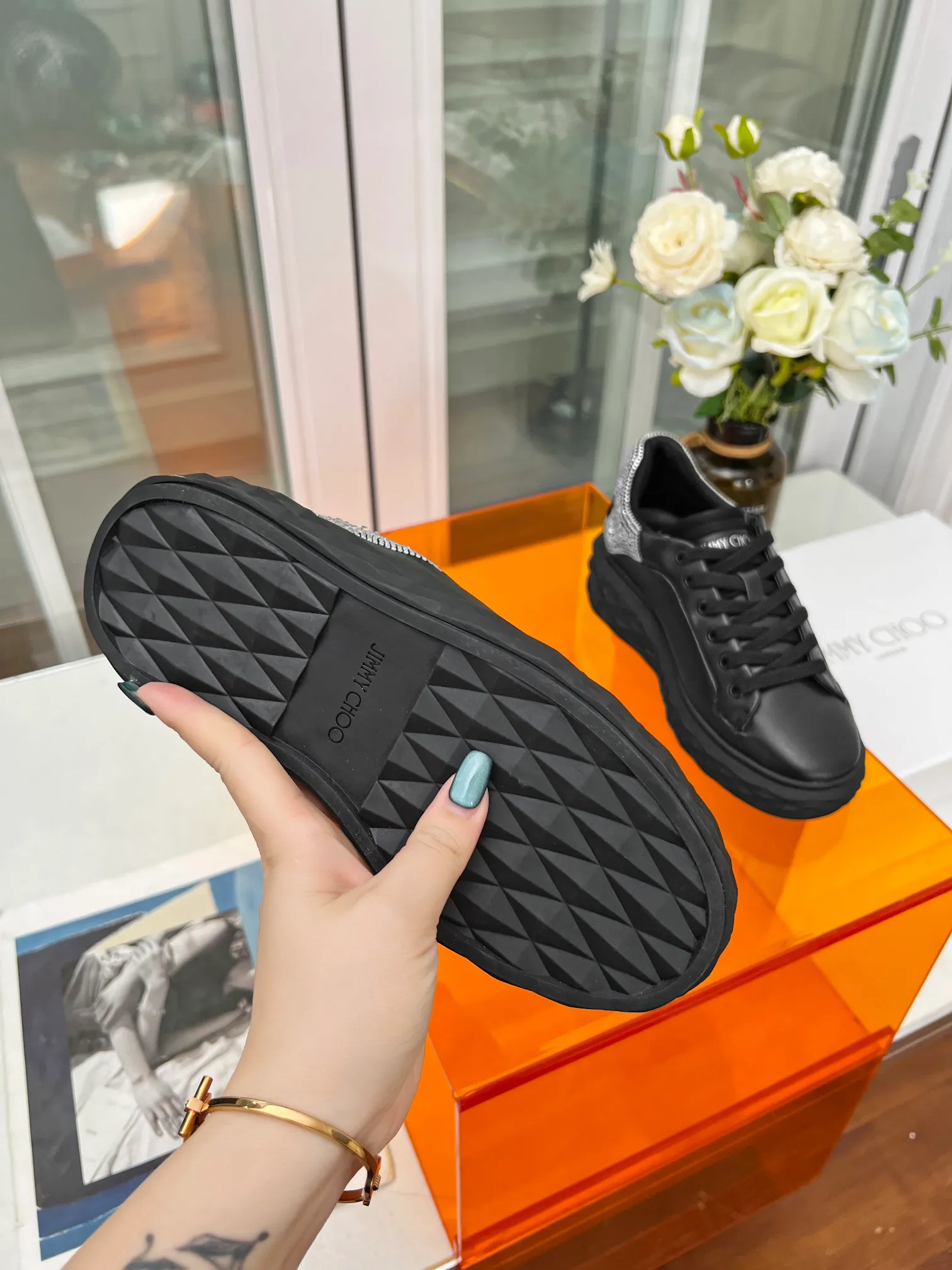 👟👟Ex-factory price 640👟👟 (hot tail diamond) Jimmy choo Jimmy Choo 2024 spring and summer Jc new Diamond New sneaker series 🔥The upper is made of original customized cowhide leather spliced with breathable Lycra embellished with Swarovski crystal diamonds to enjoy the brand's luxury and trend 💥The soles are made of brand elements to resist diamond multi-faceted cutting and have a full three-dimensional feel 🎵The soles are gradually thinner and thicker, and the design makes them more comfortable without any visual pressure 🌹A Diamond sneaker that is fashionable, comfortable, versatile and luxurious is worth owning🧚‍♀️ Fabric: Original imported top layer 🐂 cowhide Lining: Original Lycra breathable lining Feet: Original injection molded 🐑 Sheepskin Outsole: Original glass glue combined sole Size: 34-41 (customized size 34.41 is non-refundable)